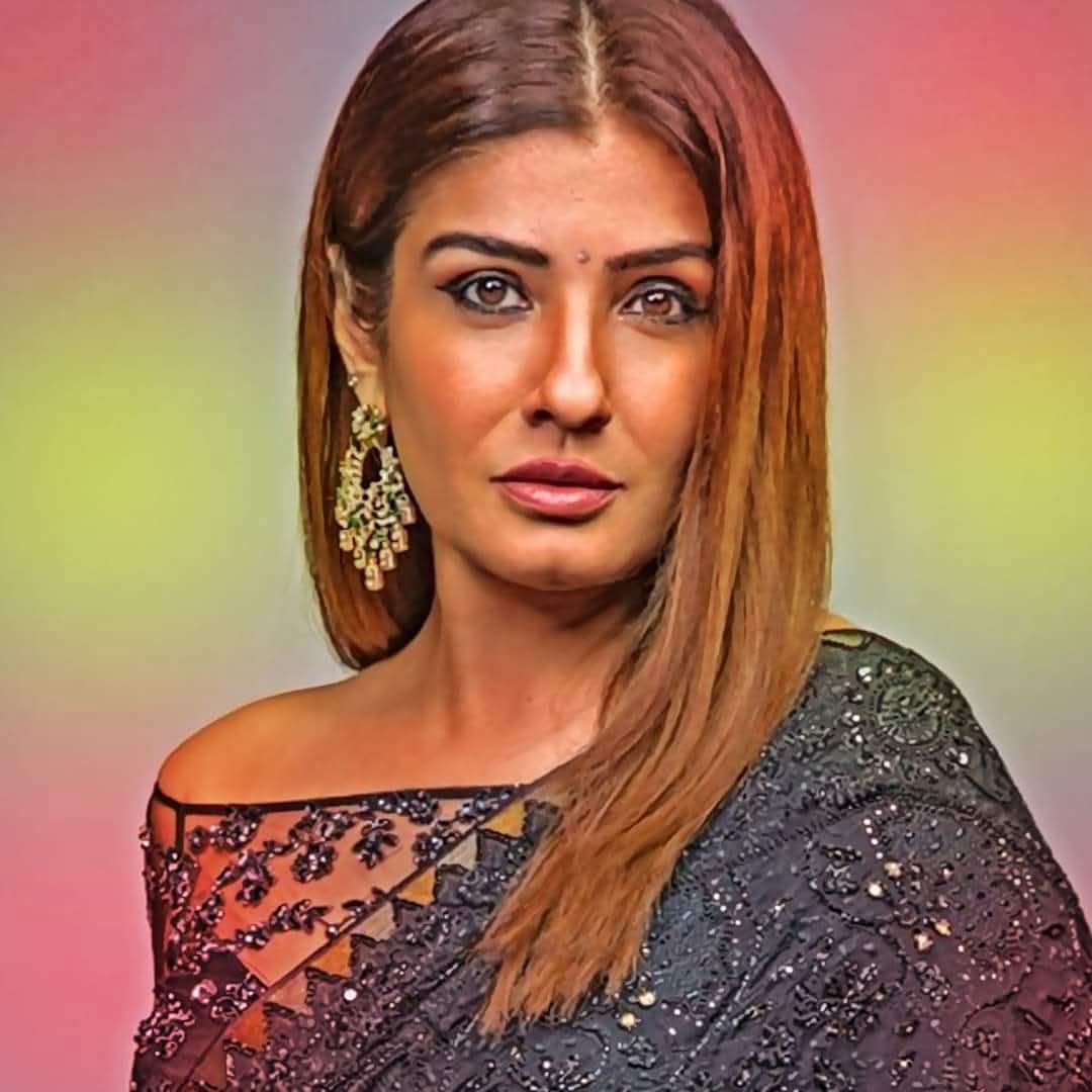 ९० च्या दशकातील अनेक गाण्यांमधील आपल्या नृत्याने प्रेक्षकांचे हृदय जिंकणारी प्रसिध्द अभिनेत्री रविना टंडन हिचा जन्मदिवस.